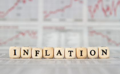 Drewniane kostki ułożone w słowo inflacja