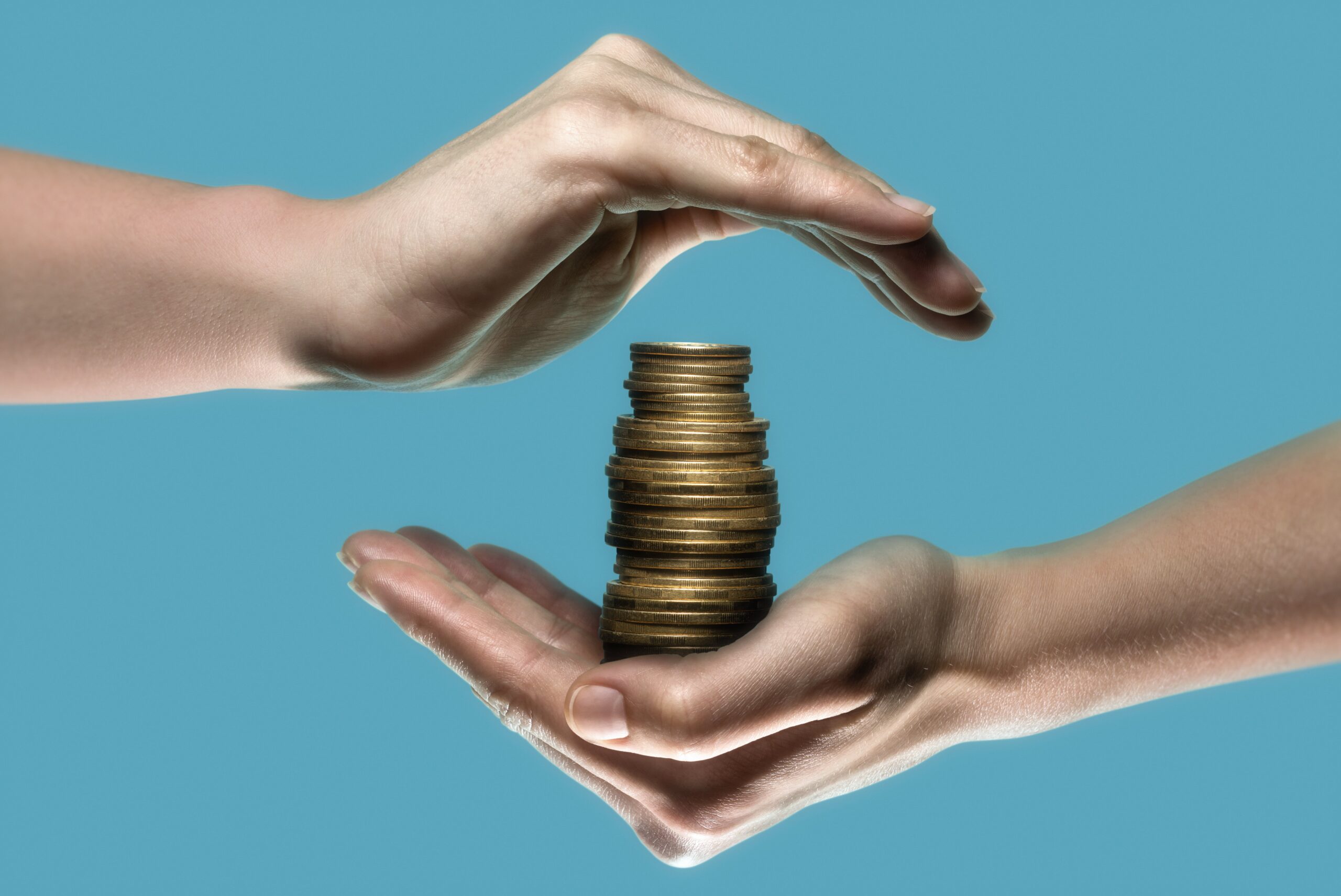 Dłoń trzymajaca stos monet